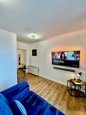 Rooms Near Me - Private Rare Find! Apartment Kitchen Smart Tv Parking King Bed & Sofa Bed